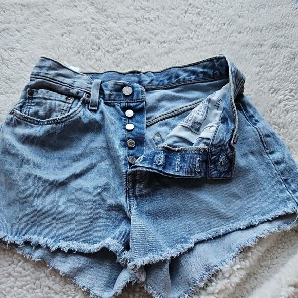 LEVIS 501 Womens High Rise Cut Off Denim Shorts Size 28 Light Wash Frayed... - Picture 5 of 9
